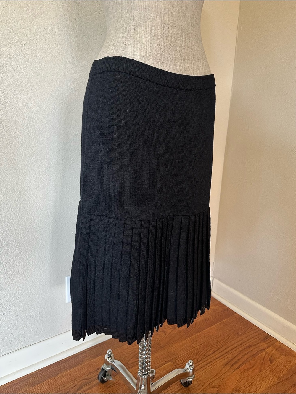 ST John Knitted Designer Classic Black Pleated Hem Womenโs Skirt Size 10